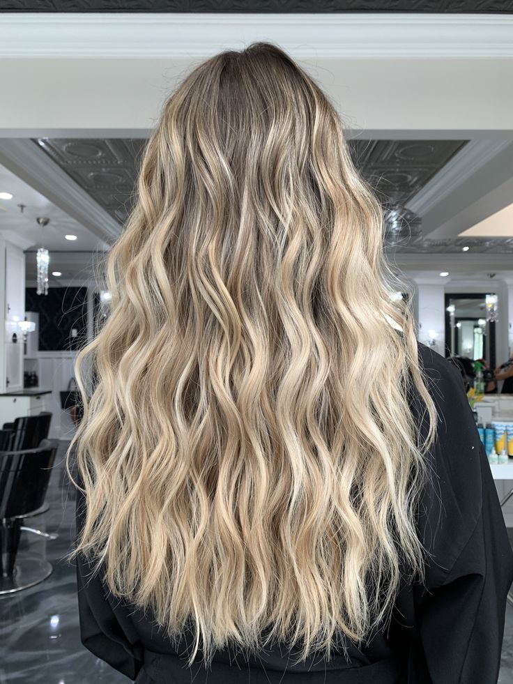 Brown Rooted Blonde Hair, Sandy Dimensional Blonde, Faded Blonde Highlights, Cool Blonde Foilayage, Different Blonde Shades Balayage, Lowlighted Blonde Hair, Blond Bolyoge, Full Blonde Balayage On Brown Hair, Curled Hair With Straight Ends