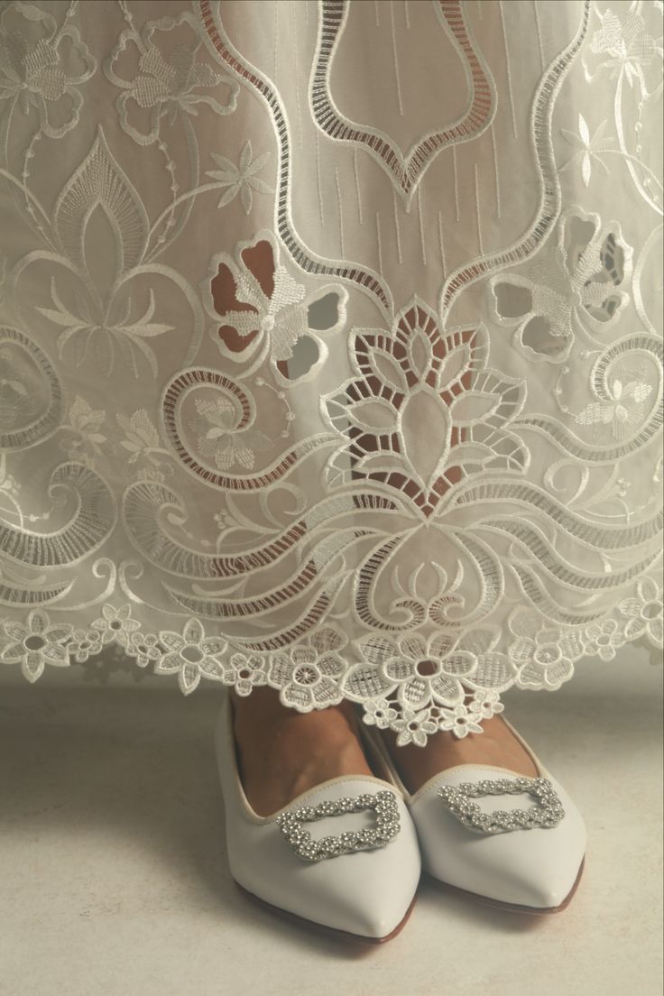 Send bridal fabric - Geometric embroidered chiffon white Chiffon Embroidery, Wedding Bridal Dress, Emb Designs, Easter Embroidery, Cutwork Embroidery, Border Embroidery Designs, Embroidered Chiffon, Dress Design Patterns, Bead Embroidery Patterns