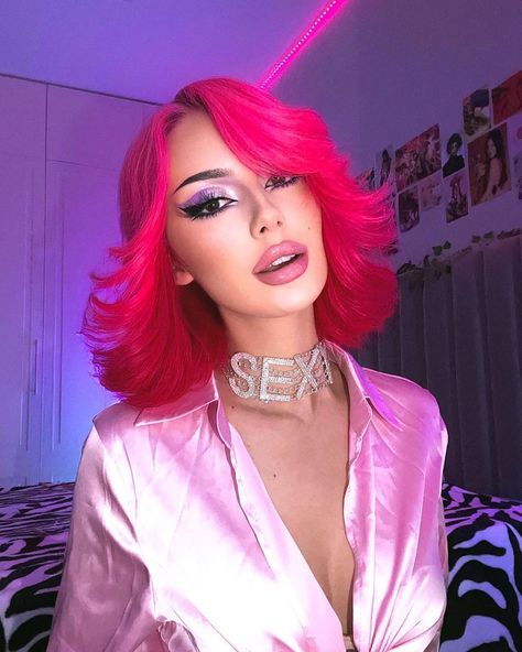 Bright Pink Hair, Twin Models, Plastic Surgery Gone Wrong, Vivid Hair, Vivid Hair Color, Cute Hair Colors, Celebrity Plastic Surgery, Dyed Hair Inspiration, Under The Knife