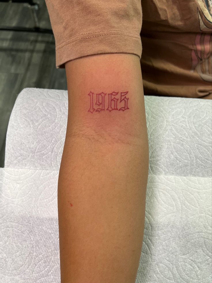 Red ink, parent birth year on inner arm. Tattoos Above Elbow, Tattoos Elbow, Above Elbow Tattoo, Birthdate Tattoo, Font Tato, Year Tattoo, Back Of Arm Tattoo, Elbow Tattoo, Date Tattoos