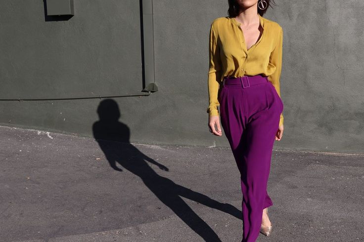 Carrot Pants Outfit, Purple Trousers Outfit, Mens Purple Pants, Purple Pants Outfit, Pinterest Dress, Chic Outfits Edgy, Pants Outfit Work, Purple Jumpers, Trouser Outfit