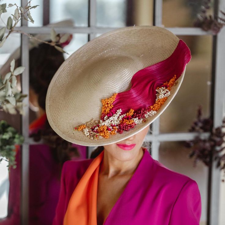 Lidia Wedding Guest Hat: Elegance at Every Event The Lidia wedding guest hat is the ideal option to stand out at any celebration. Handcrafted, this elegant saucer hat is perfect for events such as Royal Ascot, as a women's Derby hat or for the Melbourne Cup. PREPARATION, QUALITY AND MATERIALS It is made by hand on a 36 cm diameter buntal base. It is adorned with silk sinamay, preserved natural flowers and delicate jewel details, guaranteeing exceptional quality in each piece. FIT AND SIZE It ada Elegant Straw Hat With Structured Crown For Wedding, Elegant Wedding Straw Hat With Structured Crown, Curved Brim Hat For Royal Ascot Ceremony, Curved Brim Costume Hats And Headpieces For Summer Ceremonies, Fitted Straw Hat With Curved Brim For Weddings, Fitted Brimmed Straw Hat For Weddings, Fitted Curved Brim Straw Hat For Wedding, Fitted Straw Hat For Wedding At Royal Ascot, Fitted Straw Hat With Short Brim For Wedding