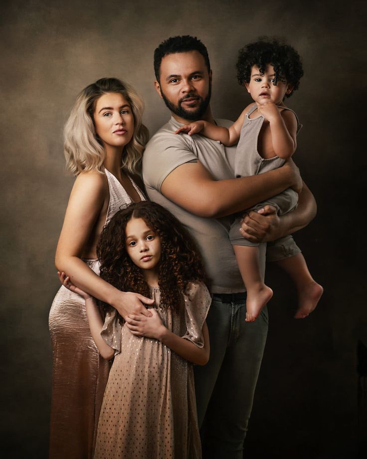 Family Photo Shoot Poses Studio, Family Portrait Studio Ideas, Photography Posing Guide Family, Family Potrait Idea, Family Potrait Pose, Family Photo Studio Ideas Portrait Poses, Elegant Family Photoshoot, Family Photos In Studio, Studio Family Pictures