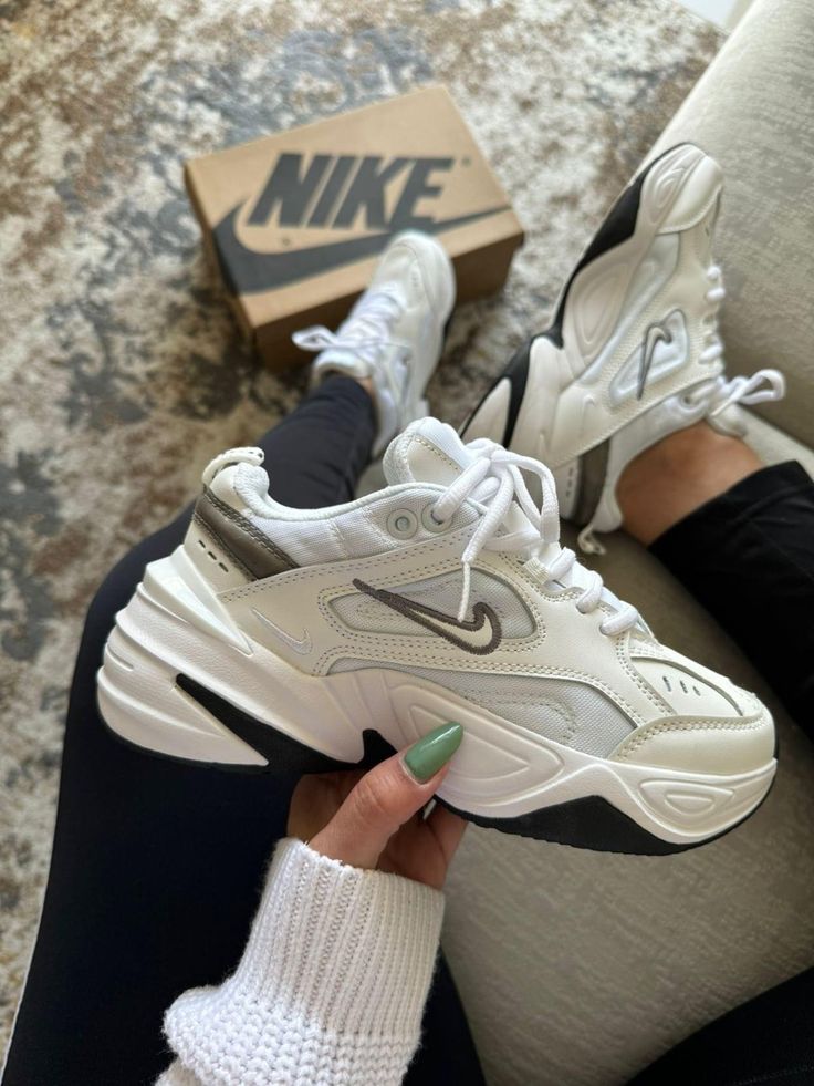 Cute White Tennis Shoes, Patike Nike, Tennis Nike, Snicker Shoes, Pretty Sneakers, Kusadasi, Trendy Shoes Sneakers, Pretty Shoes Sneakers, Fashion Shoes Heels