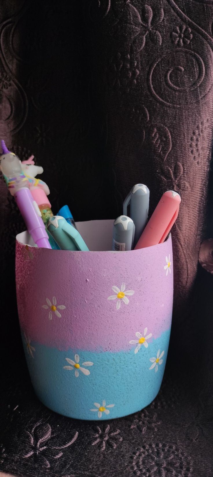 💜💙Pen holder 💙💜 How To Make Pen Stand With Paper, Pen Stand Decoration Ideas, Pen Stand Painting Ideas Aesthetic, Pen Holder Craft Ideas, Diy Pen Stand Aesthetic, Cardboard Pen Holder, Pen Holder Painting Ideas, Penholder Aesthetic Diy, Handmade Pen Stand