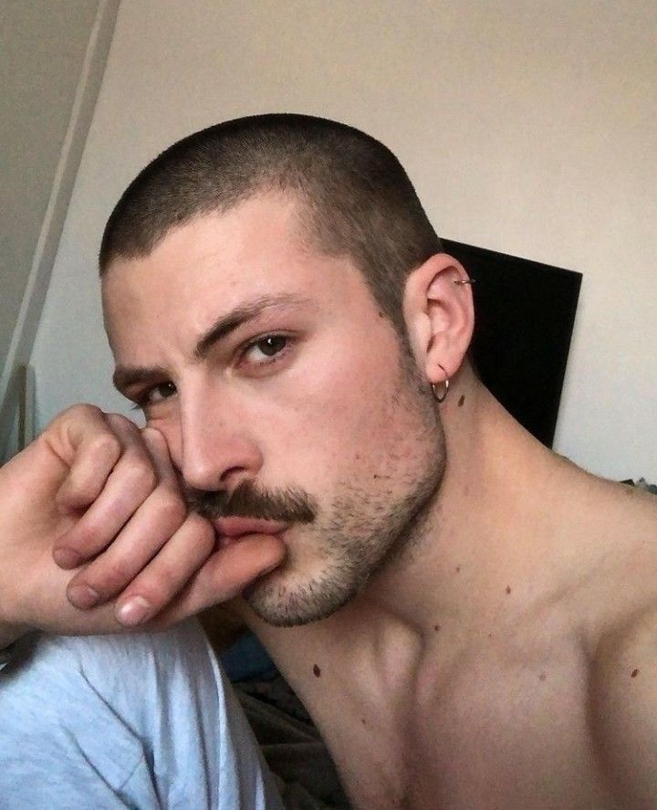 Skinhead Haircut, Mens Wavy Haircuts, Brown Hair Male, Medium Hairstyles For Men, Buzz Cut With Beard, Hairstyles Thick Hair, Mens Haircuts Straight Hair, Trendy Mens Hairstyles, Captivating Eyes