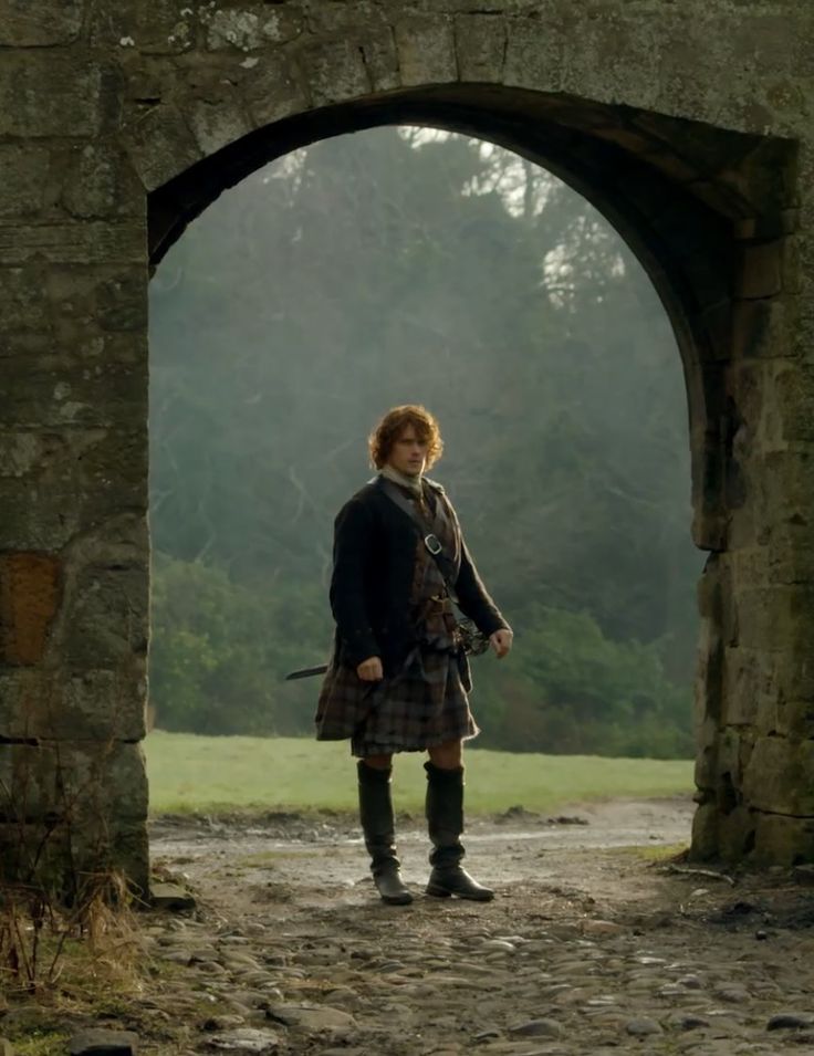 Claire remembering Jamie at Lallybroch. Outlander Gifs, Gabaldon Outlander, Outlander Season 2, Outlander Quotes, Outlander Book Series, Outlander 3, Outlander Casting, Dragonfly In Amber, Jamie Fraser Outlander