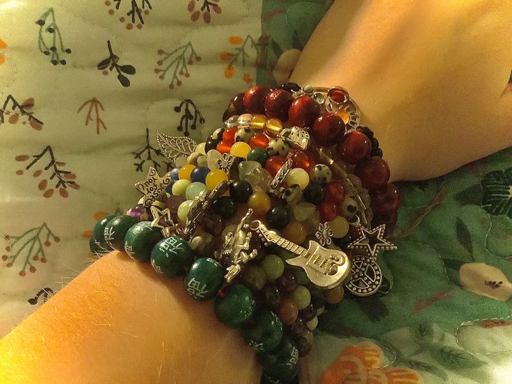 Trippy Accessories, Gypsycore Jewelry, Grudge Bracelets, Grunge Kandi, Grunge Bracelets Aesthetic, Hippie Bracelet, Grunge Bracelet Ideas, Whimsy Jewelry, Bracelets Grunge