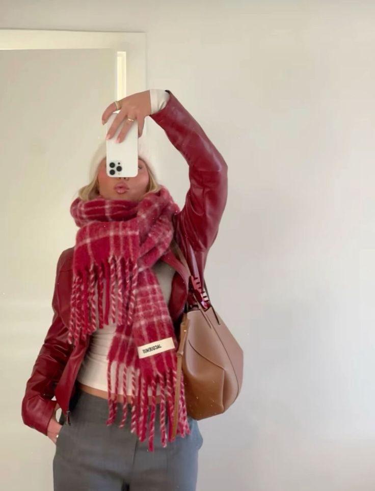 Mode Zara, Scarf Outfit, Autumn Fits, Cold Outfits, Stockholm Fashion, Red Scarves, Mode Inspo, Autumn Outfit, Outfit Inspo Fall