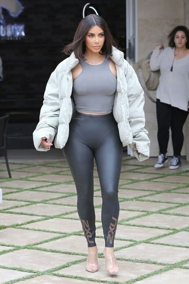 Pinterest: Rebeccajoannaxx Kim Kardashian Leggings, Kim Kardashian Makeup, Jean Short Outfits, Kim Kardashian Outfits, Fall Family Photo Outfits, Kardashian Outfit, Kim Kardashian West, Kim Kardashian Style, Family Photo Outfits