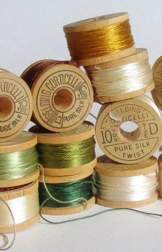 many spools of thread are stacked on top of each other