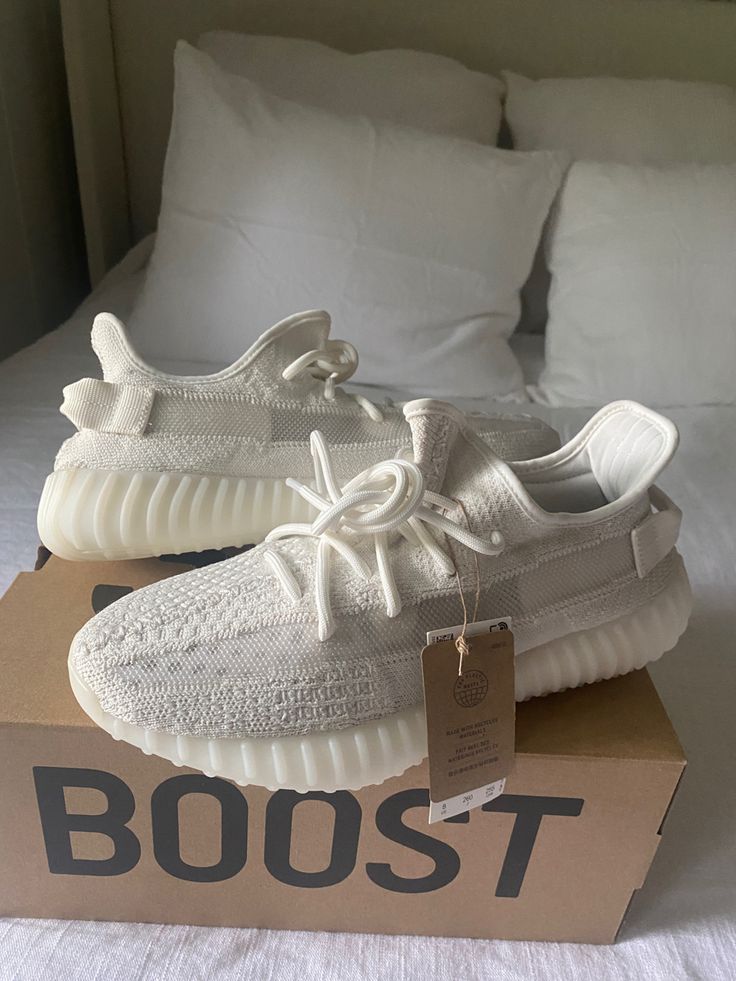 Yeezy 350 V2 Bone Outfit, White Yeezy Outfit Women, Yeezy Tennis Shoes, Yeezy Shoes Outfit Women, Yezzy Shoes 350, Aesthetic Summer Shoes, Yeezy Women, White Yeezys, Yezzy Shoes Women