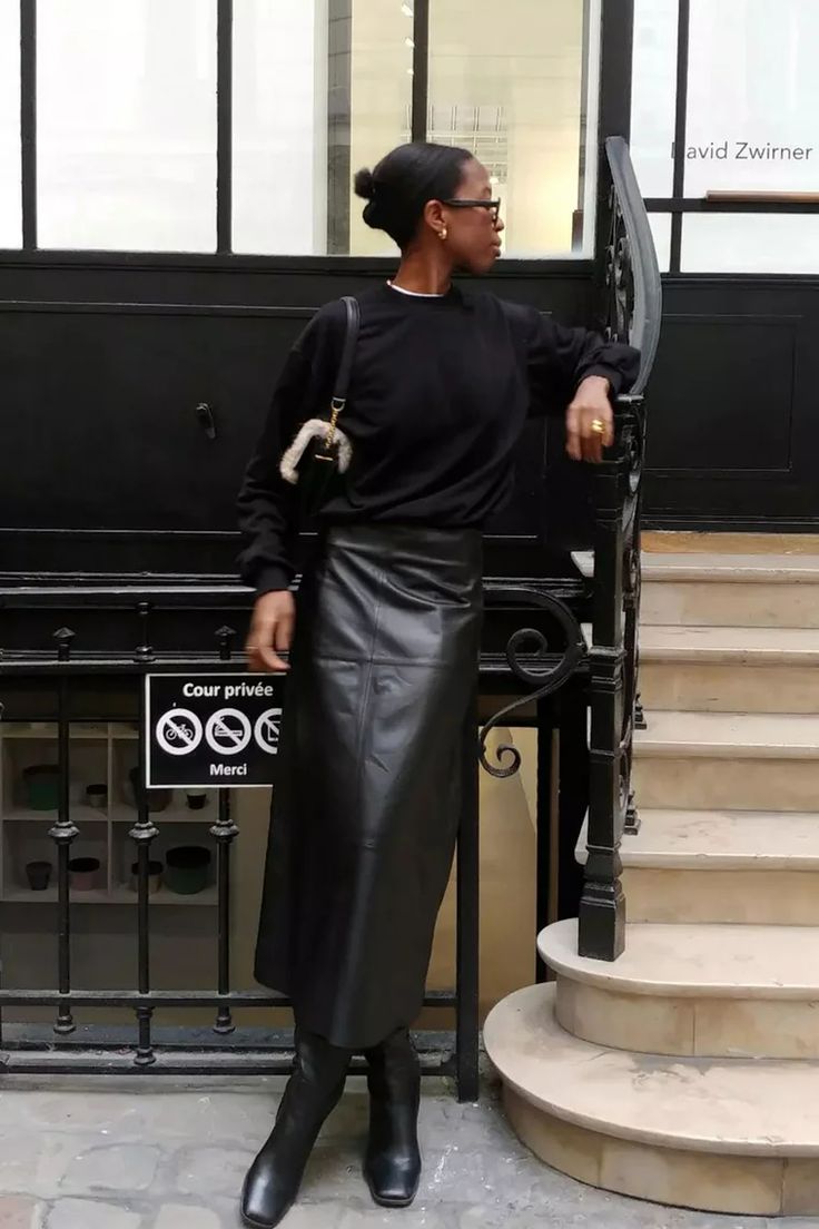 Leather Maxi Skirt Outfit, Long Leather Skirt Outfit, Leather Skirt Outfit Winter, Maxi Leather Skirt, Mode Monochrome, Midi Leather Skirt, Midi Skirt And Boots, Long Leather Skirt, Rok Outfit