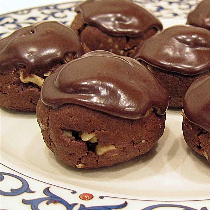 there are chocolate cookies with nuts on the plate