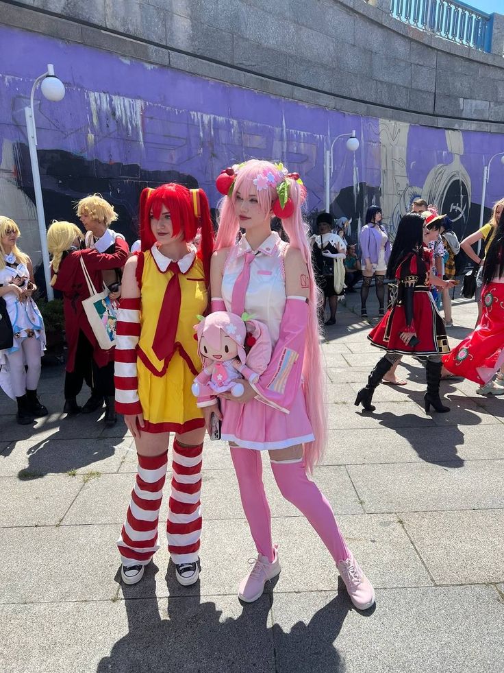 Sakura Miku McDonald's Hatsune Miku cosplay anime fest vocaloid cute anime Miku Concert Outfit, Strawberry Miku Cosplay, Duo Cosplay Ideas, Matching Cosplays, Sakura Miku Cosplay, Matching Cosplay, Short Hairstyle Women Black, Sanrio Cosplay, Short Hairstyle Women Fine Hair