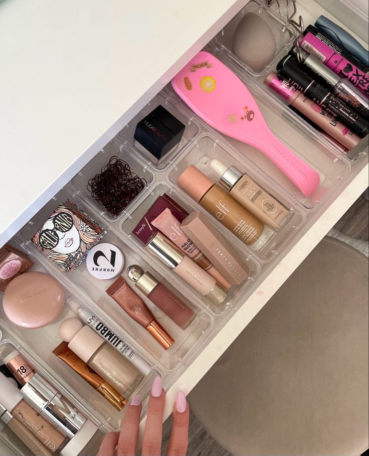 Makeup And Skincare Organization Drawer, Vanity Ideas Drawers, Inside Vanity Drawers, Makeup Set Up Aesthetic, Makeup Vanity Organization Ideas Bedroom, Aesthetic Makeup Drawer, Makeup Asthetic Vanity, Makeup Vanity Drawers, Makeup In Drawer Organization