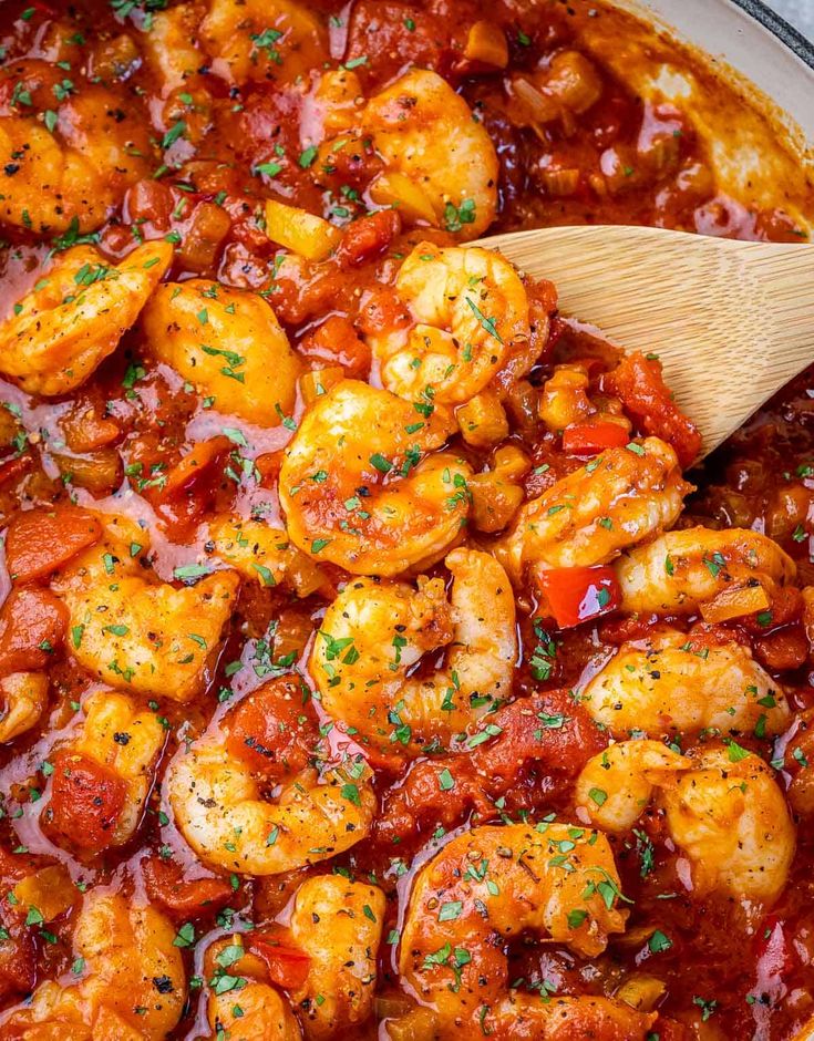 a pan filled with shrimp and tomato sauce