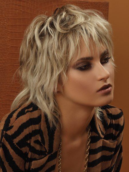 Long and short hairstyles with an exotic and feminine touchLooks with freshness and sophistication. Medium Shag Hairstyles, Messy Haircut, Shaggy Short Hair, Short Shag Hairstyles, Shaggy Haircuts, Hairstyles For Medium Hair, Messy Short Hair, Choppy Hair, Shag Hairstyles