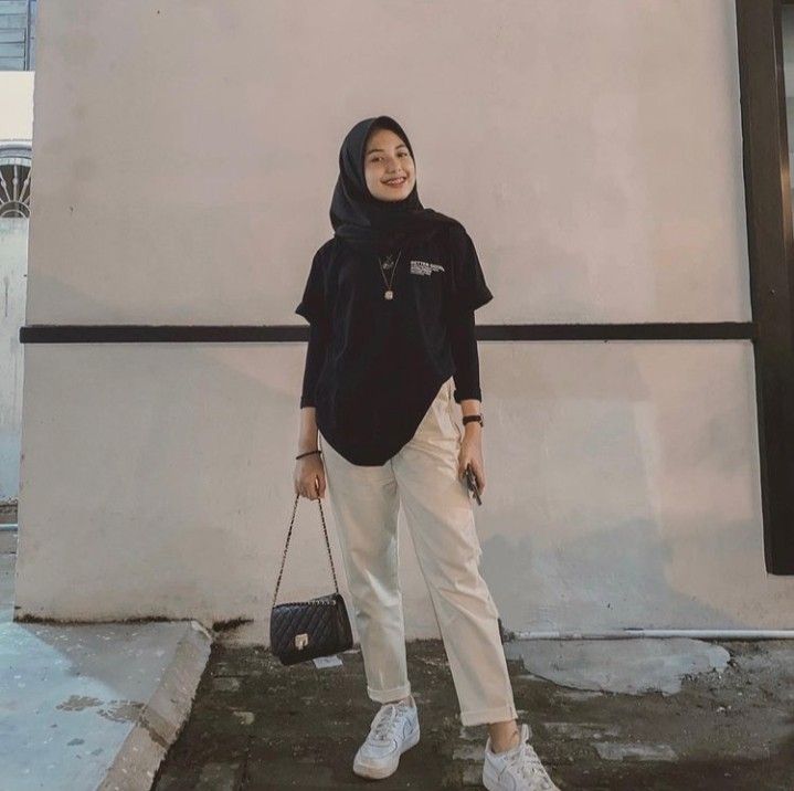 Ootd Poses, Street Hijab Fashion, Modern Hijab Fashion, Hijab Fashionista, Muslim Fashion Hijab Outfits, Hijab Style Casual, Hijabi Fashion Casual, Casual Hijab, Casual Hijab Outfit