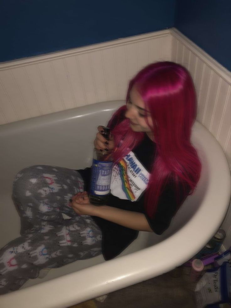 Drunk Photoshoot, Hot Pink Hair Aesthetic, Grunge Pink Hair, Pink Hair Grunge, Pink Hair Aesthetic, Pink Haircut, Bright Pink Hair, Hot Pink Hair, Pink Hair Dye