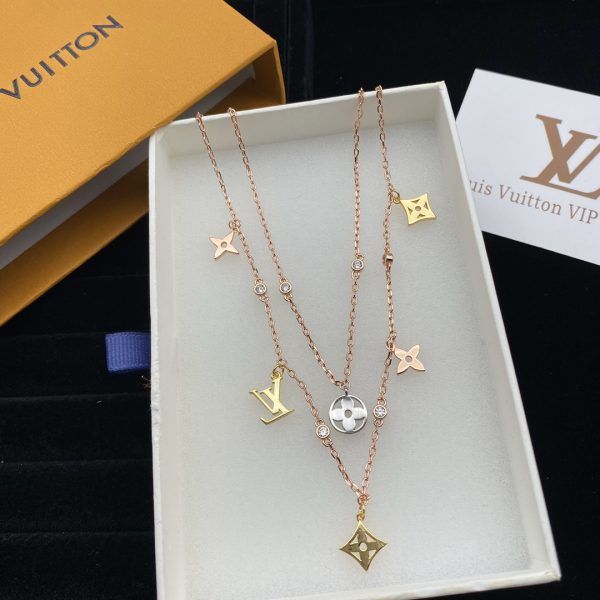 New Arrival  LV Necklaces 070 Louis Vuitton Necklace, Stylish Handbags, Stylish Glasses, Dior Wallet, Evening Clutch Bag, Timeless Handbag, Lv Bag, Fendi Bags, Color Style