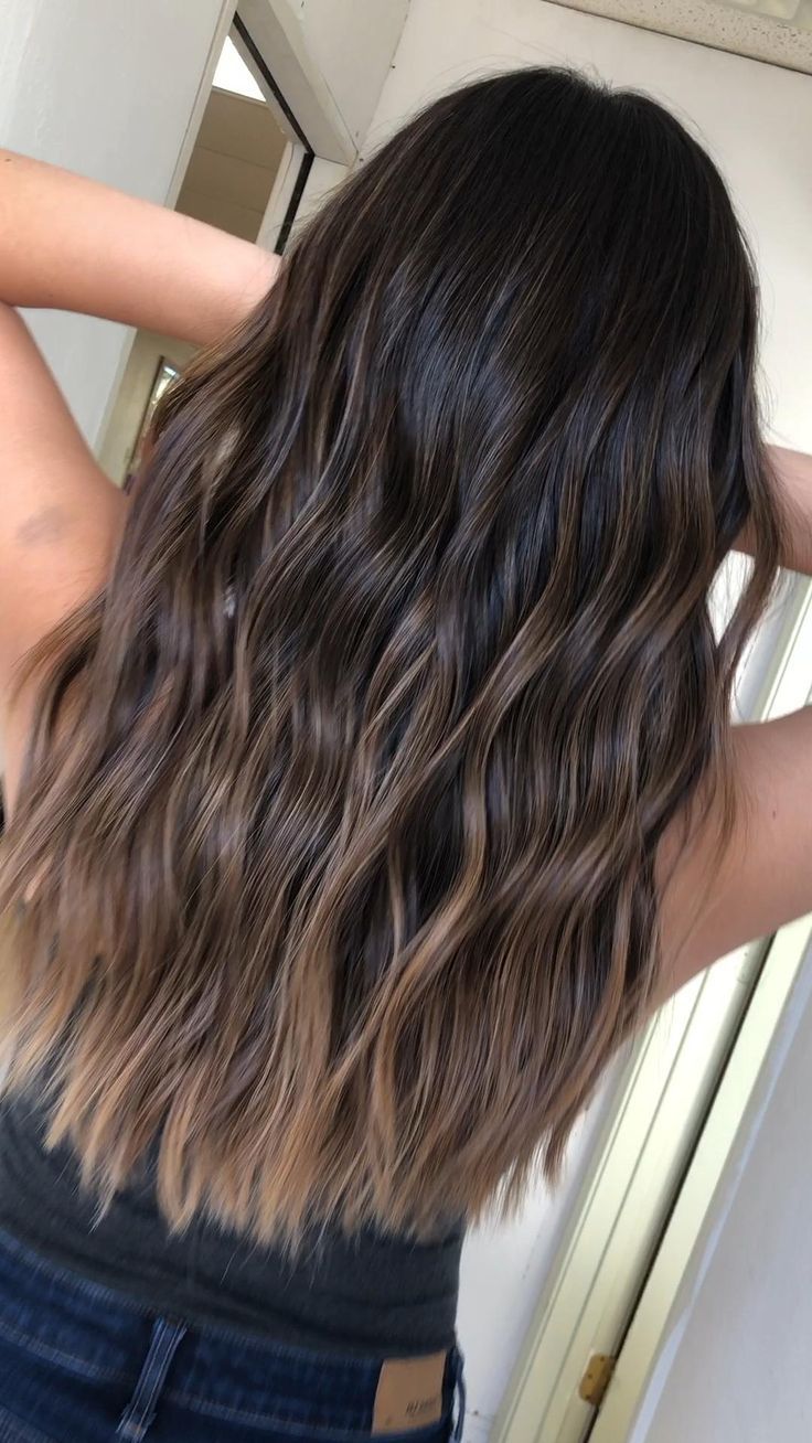 Trendy Brunette Hair, Balayage Hair Highlights, Hair Colors For Summer, Warm Caramel Balayage, Straight Hair Highlights, Dark Brown Hair Balayage, Black Hair Ombre, Balayage Straight Hair, Brown Straight Hair