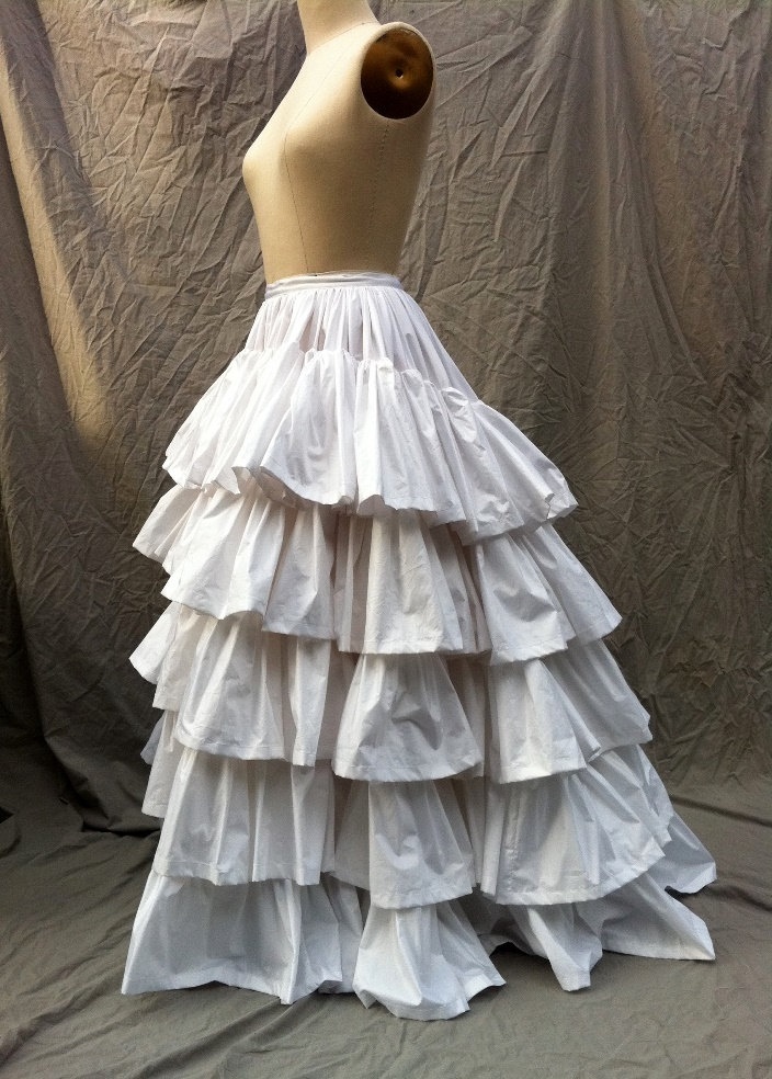 Ruffled Tiered Skirt Petticoat For Costume Party, Ruffled Tiered Petticoat For Costume Party, Tiered Ruffle Petticoat For Costume Party, Costume Petticoat With Tiered Skirt, Cosplay Petticoat With Attached Cancan, Vintage Full Skirt Petticoat For Costume, Full Skirt With Ruffles In Crinoline, Full Crinoline Skirt With Ruffles, Vintage Ruffled Petticoat For Costume