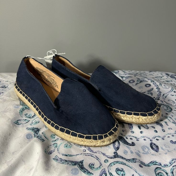 Size 6 Nwot Smoke Free Pet Friendly Casual Loafers With Woven Sole And Round Toe, Casual Slip-on Loafers With Textured Footbed, Casual Slip-on Loafers With Woven Sole, Spring Loafers With Textured Footbed And Round Toe, Casual Loafers With Textured Footbed, Blue Leather Espadrilles With Textured Sole, Blue Leather Espadrilles With Rubber Sole, Blue Textured Sole Slip-ons For Spring, Blue Leather Slip-on Espadrilles