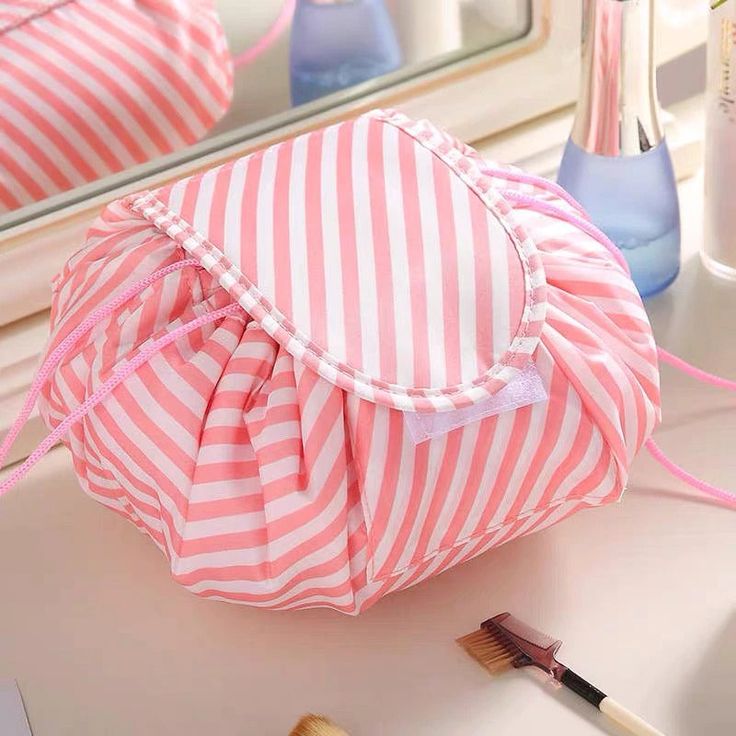 The Lux Pouch is the only makeup bag you need to store your cosmetics, brushes, and skincare safely. No more rummaging through your luggage to find your makeup, simply lay it flat and you can easily see everything you've packed. Then, scrunch it all up and you're ready to travel! No more struggling with keeping your makeup and cosmetics free from dirt and bacteria when you travel! The LUX POUCH is made with waterproof quality fabric that will safely store all your products, and have it all laid Large Drawstring Bag, Bolesti Chrbta, Makeup Storage Bag, Women Lipstick, Quick Makeup, Gift Makeup, Travel Cosmetic Bags, Eyeshadow Brushes, Makeup Storage