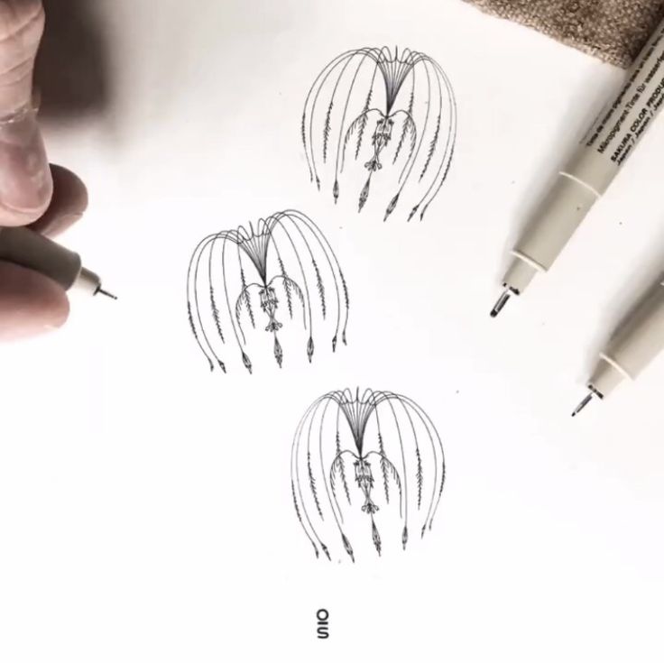 someone is drawing three birds on paper