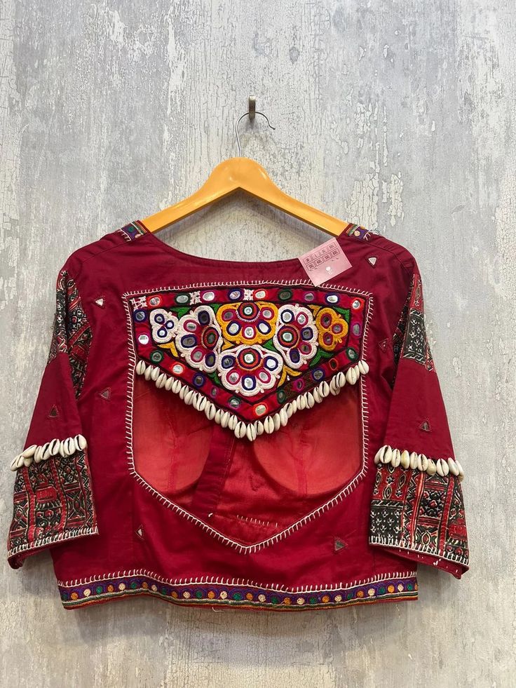 Bavaliya Work Blouse, Bavaliya Work, Navratri Blouse, Exclusive Saree Blouse Designs, Stylish Prom Dress, Lehenga Designs Simple, Traditional Blouse Designs, Fashionable Saree Blouse Designs, Blouse Design Images