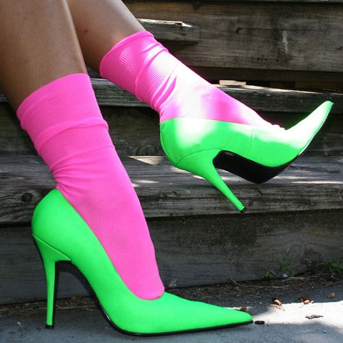 high heels & socks (not to mention the bright neon colors!) Ropa Color Neon, 1990 Style, Heels And Socks, Look 80s, Fashion Guys, Project Theme, 80s Girl, 80s Theme Party, 80s Neon