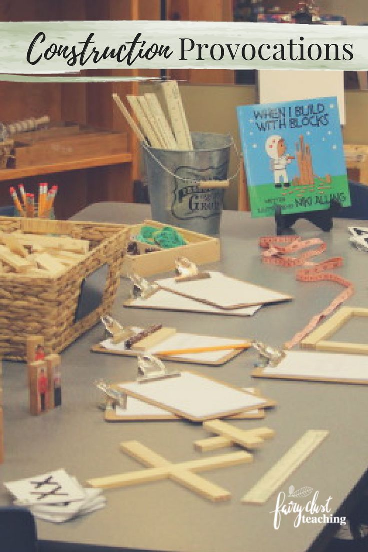 the table is set up with construction paper and pencils to make crafts for children