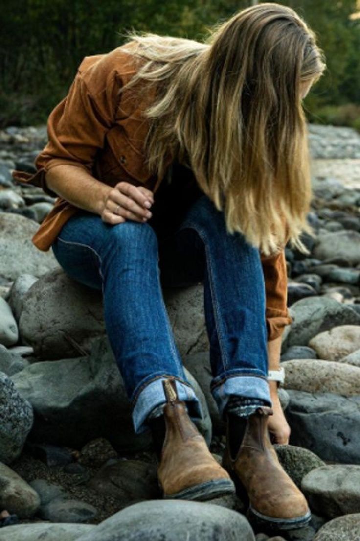 Blundstones And Jeans, Blundstone Women Outfit Jeans, Jeans And Blundstone Boots, Styling Blundstone Boots Women, Blundstone Styling, Outfits With Blundstone Boots, Style Blundstones, How To Style Blundstone Boots, Womens Blundstone Boots