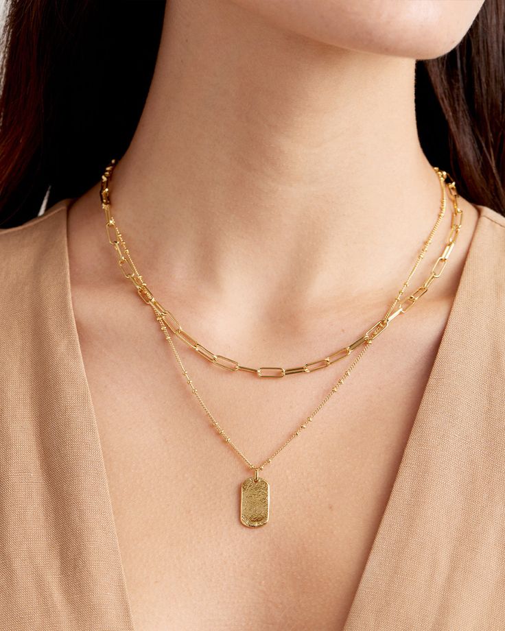 Fall Jewelry Trends 2024, Necklace Layering Ideas, Griffin Dog, Layering Necklaces Gold, Necklace Styling, Jewellery Styling, Layered Gold Necklaces, Paper Clip Necklace, Classic Paper