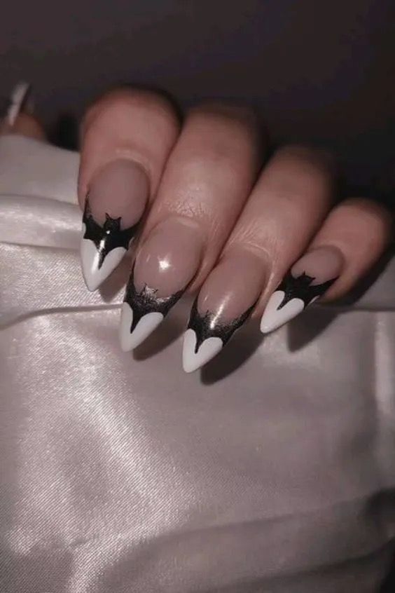 The Ultimate Halloween Nails Inspiration Bat Gel Nails, French Tip Bat Nails, Gel Nail Designs Grunge, Stilleto Nails Halloween Art Designs, Halloween Gothic Nails, Halloween Nails Inspo Aesthetic, Alt Nails Simple, Halloween Style Nails, Spooky Glam Nails