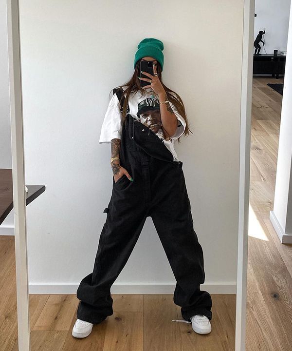 Overalls Street Style, White Overalls Outfit, Overalls Outfit Aesthetic, Black Overalls Outfit, White Tees Outfit, Overalls Outfits, Overall Outfit, Overalls Outfit, Winter Fashion Outfits Casual