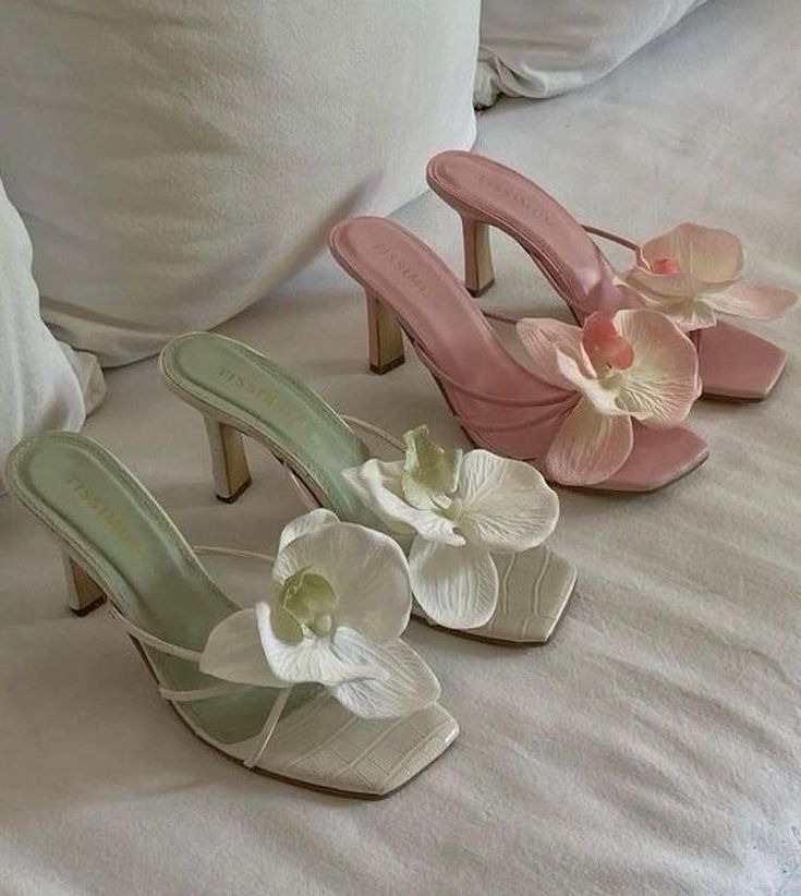 Pretty Heels, Flower Heels, Dr Shoes, Shoes Heels Classy, Heels Classy, Fancy Shoes, Cute Heels, Girly Shoes, Shoe Inspo