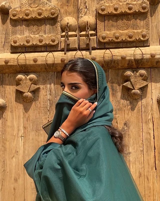 Arabian Princess, Disney Princess Jasmine, Arabian Women, Jasmine Dress, Aladdin And Jasmine, Arabian Beauty, Arabian Beauty Women, Arab Beauty, Modern Princess