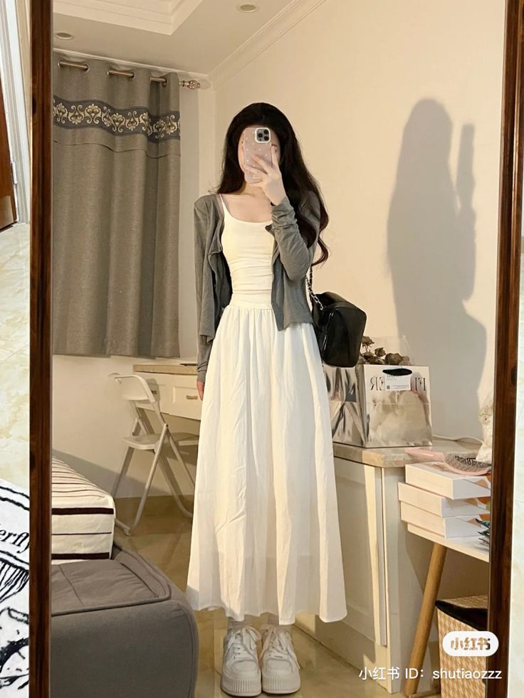 White Flowy Skirt Outfit, Long Flowy Skirt Outfit, Long Skirt Outfits Korean, Korean Skirt Outfits, Flowy Skirt Outfit, Modest Girly Outfits, White Skirt Outfits, White Dress Outfit, Long Flowy Skirt