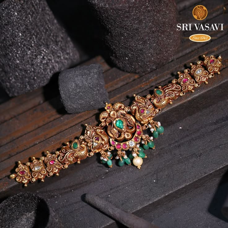 Sri Vasavi Thanga Maligai, Antique Choker Designs Simple, Antique Bajubandh Design Gold, Small Chokers In Gold, Antique Choker Designs Gold, Antique Choker Designs, Gold Antique Choker, Ruby Necklace Designs, Antique Choker