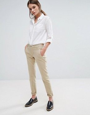 Chinos Women Outfit, Minimalisticky Chic, Chino Pants Women, Boyish Style, Womens Chinos, Asos Fashion, Chinos Style, Mode Casual, 2020 Fashion