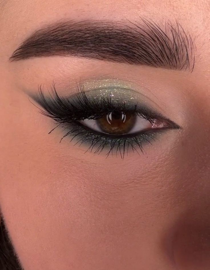 Formal Makeup With Green Dress, Green Under Eyeliner, Emerald Green Homecoming Makeup, Eye Makeup With Green Outfit, Makeup Ideas For Emerald Green Dress, Eyeshadow With Green Dress, Prom Makeup For Emerald Green Dress, Makeup Ideas For A Green Dress, Makeup Looks Green Dress