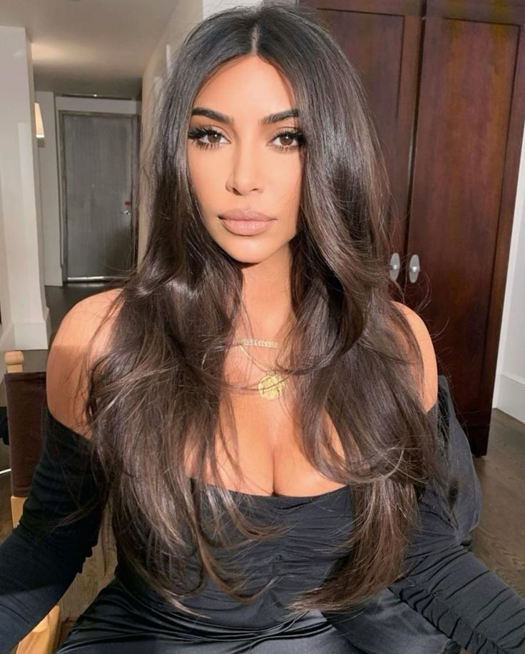 Long hair with soft curls and layers haircut by Chris Appleton Homecoming Hairstyle, Kardashian Makeup, Kim Kardashian Makeup, Kim Kardashian Hair, Kardashian Hair, Kkw Beauty, Face Beauty, Fashion Hair, Grunge Hair