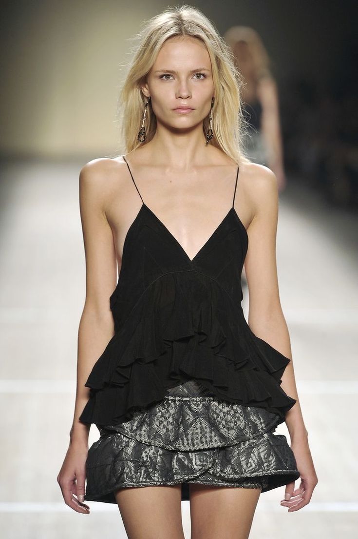 Isabel Marant Runway, Isabel Marant Style, Model Walk, 2009 Runway, Fest Outfits, Runway Fashion Couture, Runway Outfits, Boho Chic Outfits, Stockholm Fashion