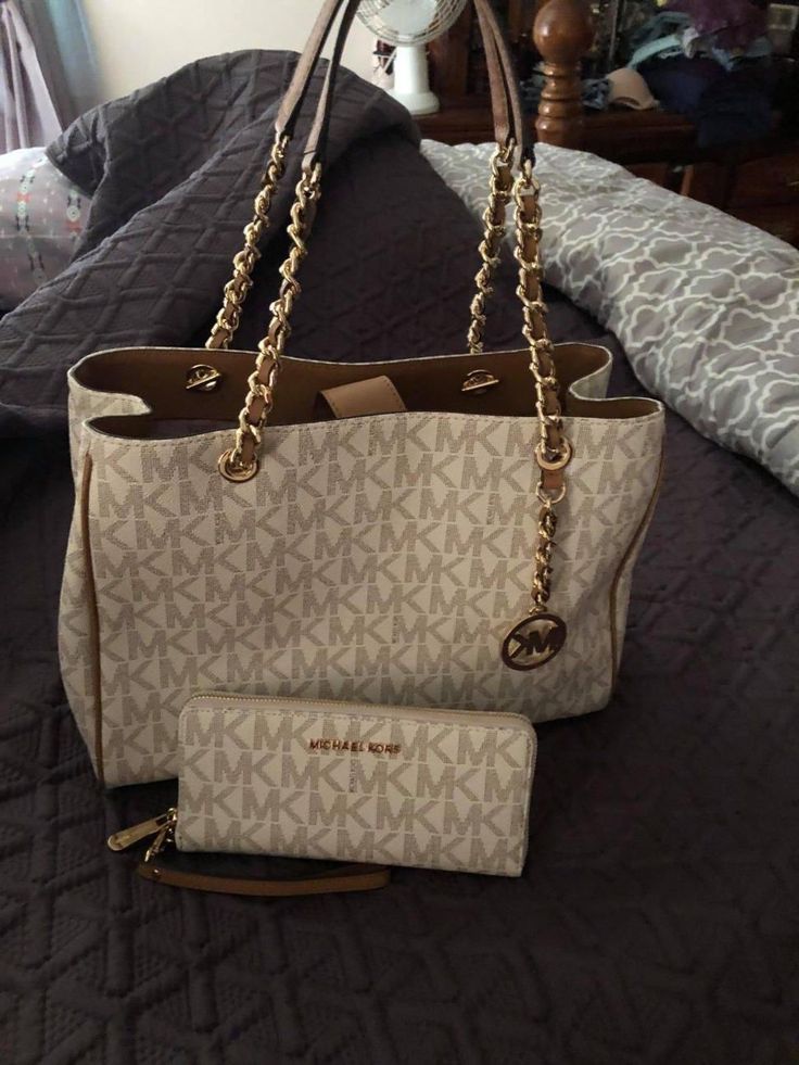 Michael Kors Bag Outfit, Mk Bags Michael Kors, Mk Handbags Michael Kors, Sac Michael Kors, Outfits Hot, Purse And Wallet Set, Cheap Michael Kors Bags, Purse Outfit, Luxury Bags Collection