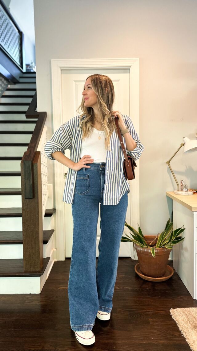 Ootd Jeans High Waist, Wide Leg Jeans With Oversized Shirt, Wide Leg With Sneakers, Widelegjeans Outfit Aesthetic, Wide Leg Jeans Outfit Casual Sneakers, How To Dress Wide Leg Pants, Sneakers With Wide Leg Pants, Midsize Wide Leg Jeans, Wide Leg Denim Outfit Winter