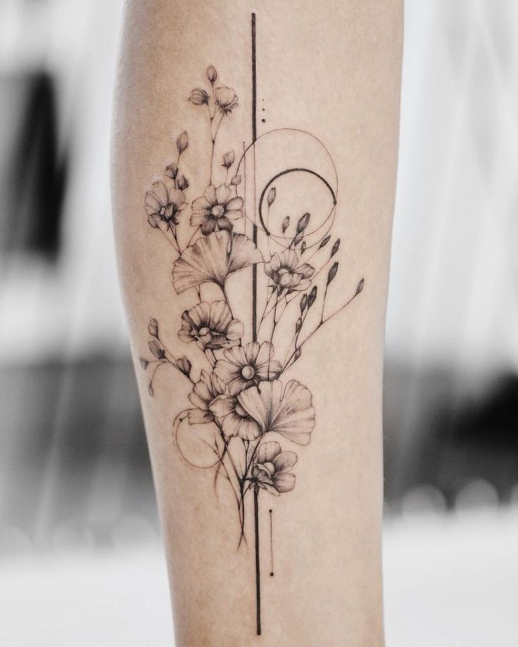 an image of a flower tattoo on someone's leg, with the words in russian and