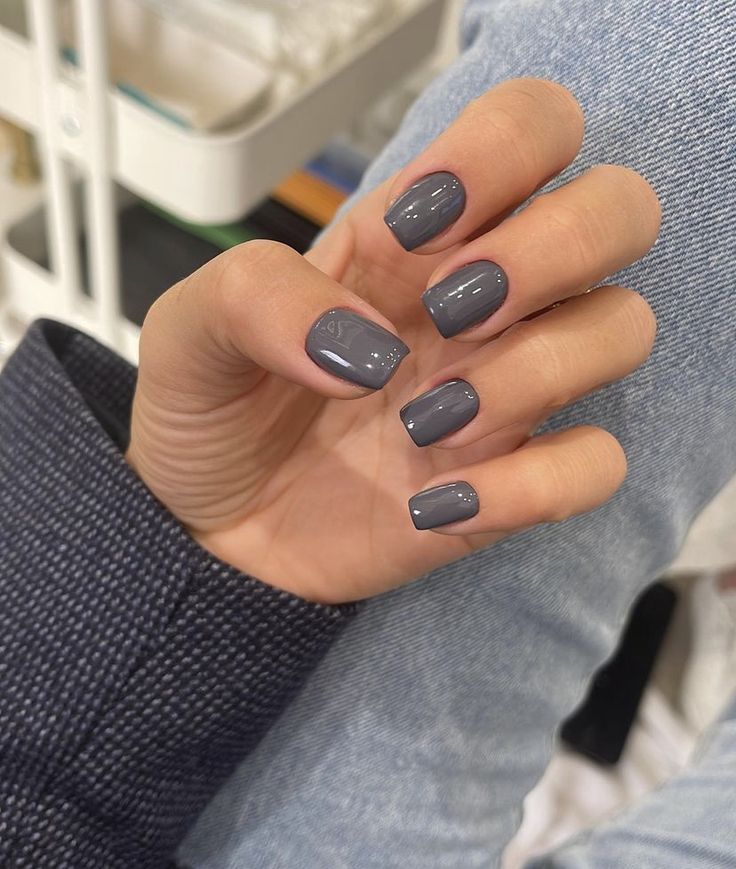 Round Grey Nails, Squoval Dark Nails, Gray Nail Polish Ideas, Grey Dip Nails Ideas, Cold Weather Nail Colors, Light Grey Dip Powder Nails, Short Dark Gray Nails, Grey Nails Fall, Autumn Grey Nails