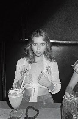 The captivating Bebe Buell, Playboy Playmate, Liv Tylers mom, at Max's Kansas City @1974 Groupie Aesthetic, Pamela Des Barres, Bebe Buell, Chica Punk, Harry Clarke, Lauren Hutton, Rock Chick, Steven Tyler, Liv Tyler